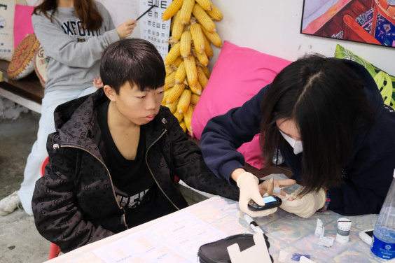 港大學生為地貧患者及其家屬進行一系列健康檢查，包括血糖、血壓及視力檢查。
 